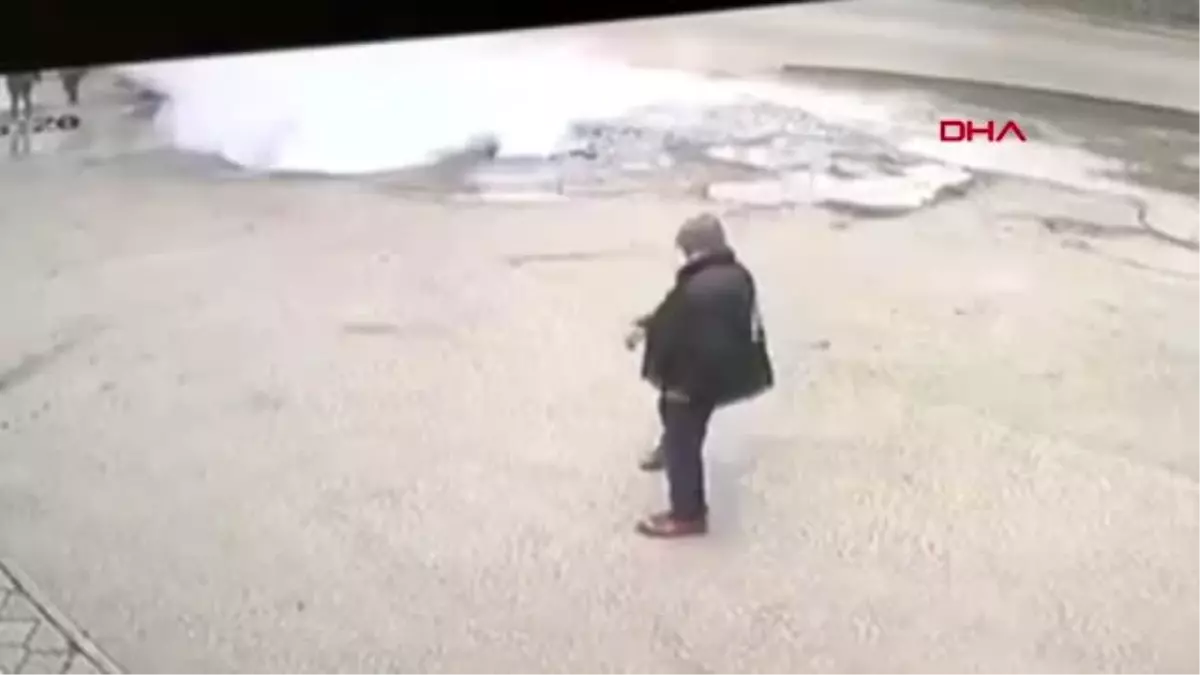 Rusya'da otomobil kaynar su çukuruna düştü 2 ölü