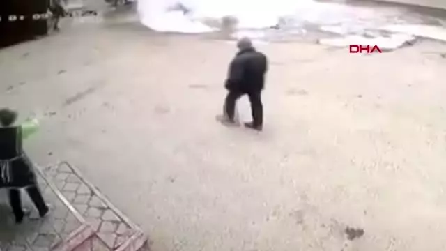 Rusya'da otomobil kaynar su çukuruna düştü 2 ölü Rusya'da otomobil kaynar su çukuruna düştü 2 ölü