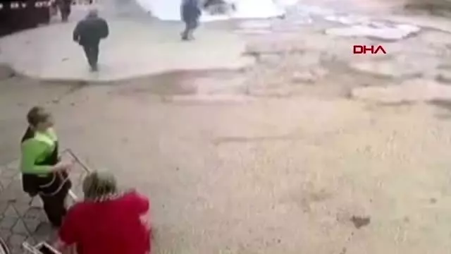 Rusya'da otomobil kaynar su çukuruna düştü 2 ölü Rusya'da otomobil kaynar su çukuruna düştü 2 ölü