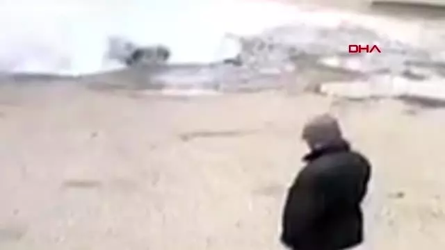 Rusya'da otomobil kaynar su çukuruna düştü 2 ölü Rusya'da otomobil kaynar su çukuruna düştü 2 ölü