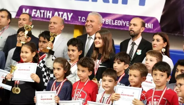 Satranç şampiyonlarına kupa ve madalya