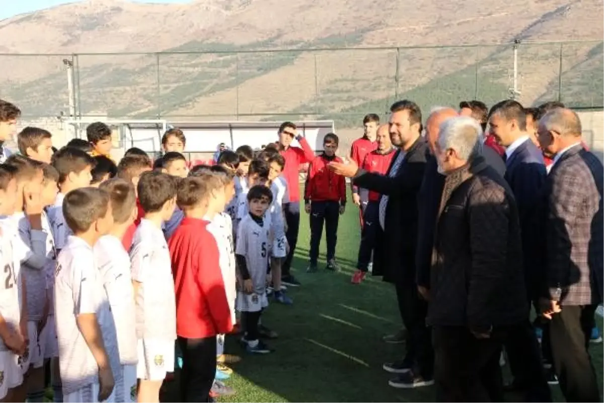 Teknik direktör Uygun, futbol akademisini ziyaret etti