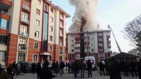 5 katlı apartmanın çatısında yangın 5 katlı apartmanın çatısında yangın