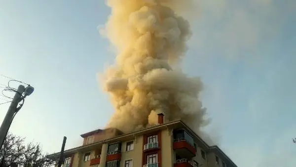 5 katlı apartmanın çatısında yangın 5 katlı apartmanın çatısında yangın