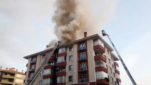 5 katlı apartmanın çatısında yangın 5 katlı apartmanın çatısında yangın