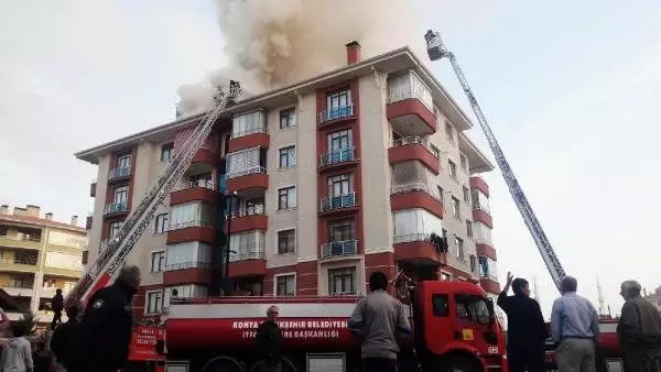 5 katlı apartmanın çatısında yangın 5 katlı apartmanın çatısında yangın