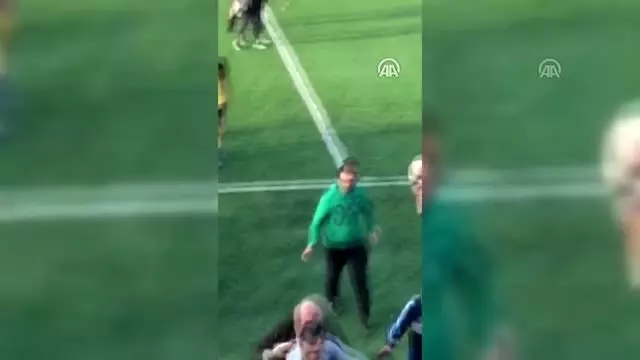 Amatör lig maçındaki kavga seyirci kamerasına yansıdı Amatör lig maçındaki kavga seyirci kamerasına yansıdı
