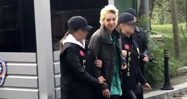 Başörtülü kadına saldıran kadın gülerek adliyeye gitti Başörtülü kadına saldıran kadın gülerek adliyeye gitti