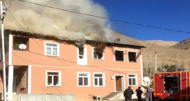 Bayburt'ta bir evde çıkan yangında 3 kişi yanarak can verdi Bayburt'ta bir evde çıkan yangında 3 kişi yanarak can verdi