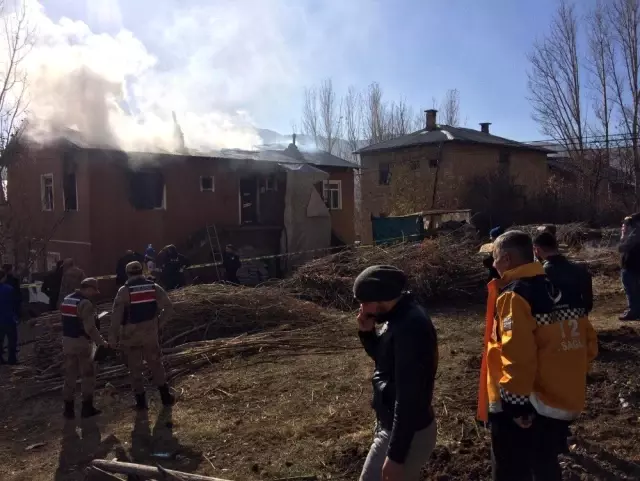 Bayburt'ta bir evde çıkan yangında 3 kişi yanarak can verdi Bayburt'ta bir evde çıkan yangında 3 kişi yanarak can verdi