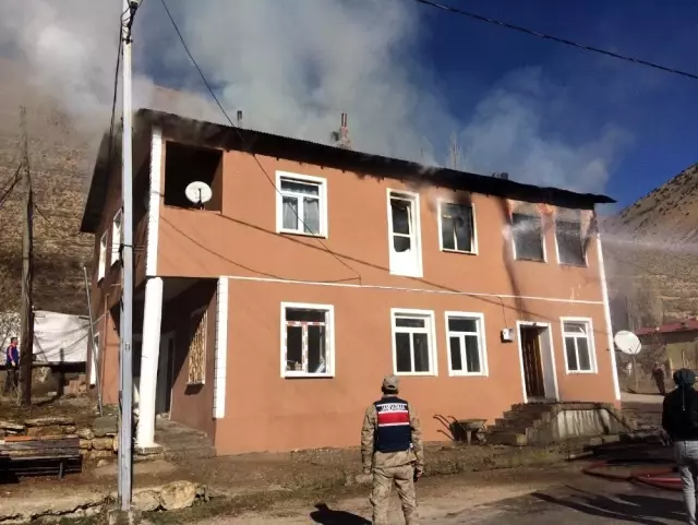 Bayburt'ta yangında hayatını kaybeden 3 kişinin cesedi evden çıkarıldı