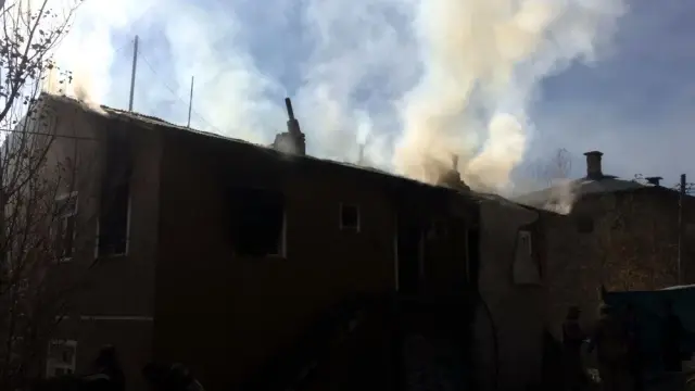 Bayburt'ta yangında hayatını kaybeden 3 kişinin cesedi evden çıkarıldı Bayburt'ta yangında hayatını kaybeden 3 kişinin cesedi evden çıkarıldı