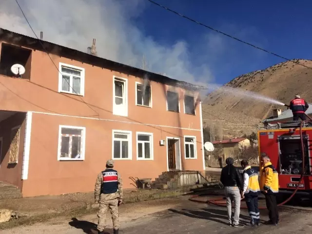 Bayburt'ta yangında hayatını kaybeden 3 kişinin cesedi evden çıkarıldı Bayburt'ta yangında hayatını kaybeden 3 kişinin cesedi evden çıkarıldı