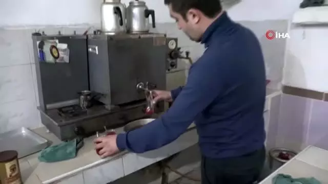 Bu kıraathanede kitap okuyana çay ücretsiz