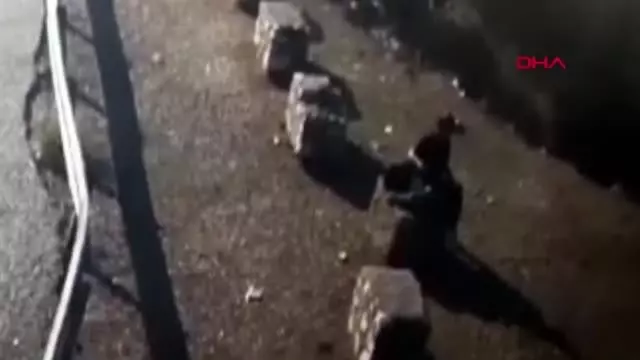 Genç kızın denize atlayıp intihara kalkıştığı anlar kamerada Genç kızın denize atlayıp intihara kalkıştığı anlar kamerada
