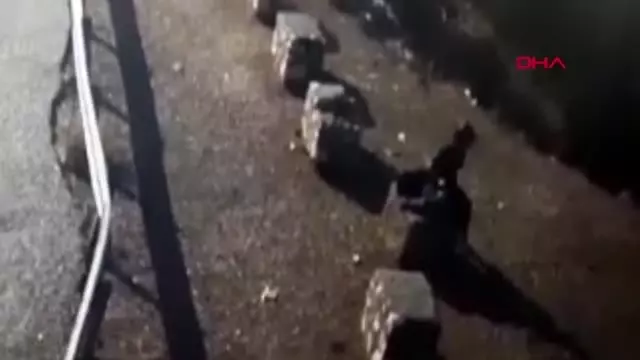 Genç kızın denize atlayıp intihara kalkıştığı anlar kamerada Genç kızın denize atlayıp intihara kalkıştığı anlar kamerada