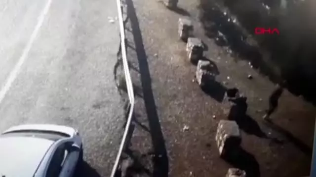 Genç kızın denize atlayıp intihara kalkıştığı anlar kamerada Genç kızın denize atlayıp intihara kalkıştığı anlar kamerada