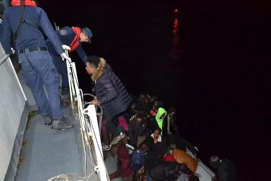 Çanakkale açıklarında 43 düzensiz göçmen yakalandı Çanakkale açıklarında 43 düzensiz göçmen yakalandı