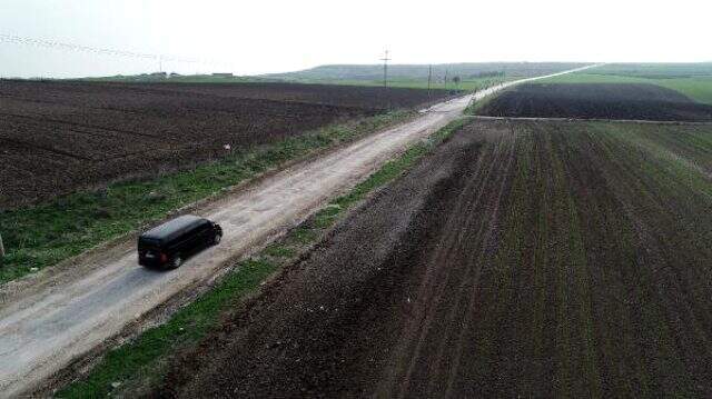 Çatalca-Büyükçekmece ilçeleri arasında bağlantı sağlayan yol, mahkeme kararıyla asfalttan tarlaya çevrildi