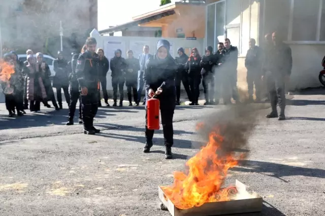 Cezaevi İnfaz Koruma Memurlarına 'Afet Bilinci ve Yangınlara Müdahale' eğitimi verildi Cezaevi İnfaz Koruma Memurlarına 'Afet Bilinci ve Yangınlara Müdahale' eğitimi verildi
