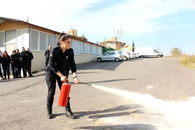 Cezaevi İnfaz Koruma Memurlarına 'Afet Bilinci ve Yangınlara Müdahale' eğitimi verildi Cezaevi İnfaz Koruma Memurlarına 'Afet Bilinci ve Yangınlara Müdahale' eğitimi verildi