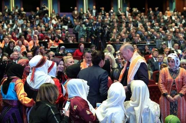 Cumhurbaşkanı Erdoğan, işçi kadınlarla fotoğraf çektirip not aldı