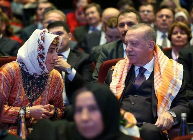 Cumhurbaşkanı Erdoğan, işçi kadınlarla fotoğraf çektirip not aldı