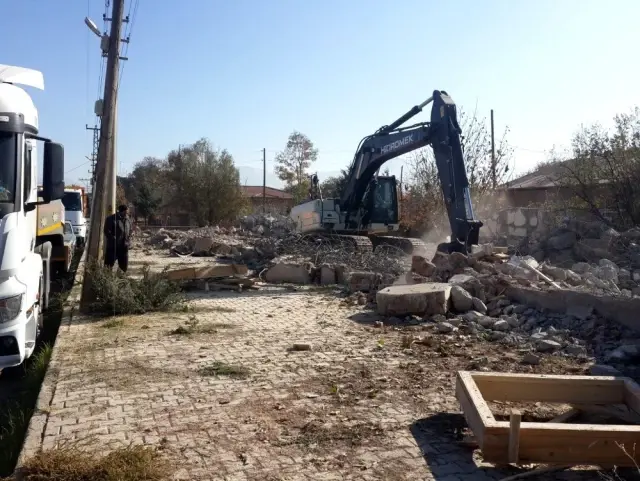 Elazığ'da 20 metruk yapı yıkıldı Elazığ'da 20 metruk yapı yıkıldı