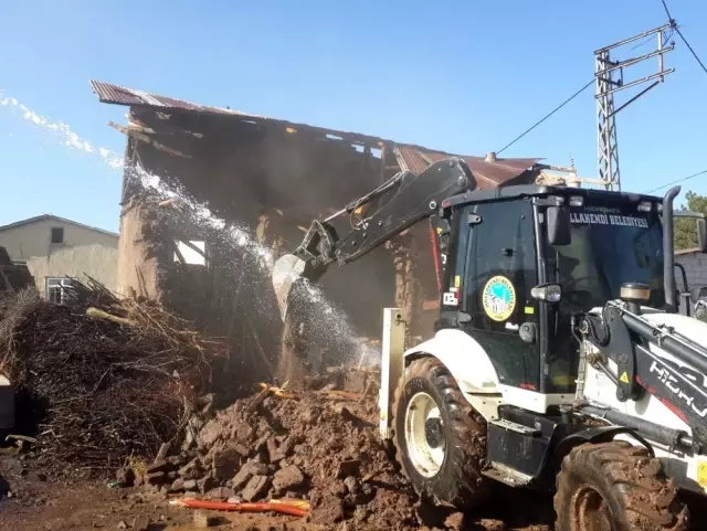 Elazığ'da 20 metruk yapı yıkıldı Elazığ'da 20 metruk yapı yıkıldı