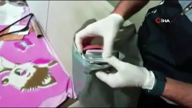 Havalimanında yabancı uyruklu kişileri yasa dışı yollardan Türkiye'ye sokan 3 pasaport polisi ve 1... Havalimanında yabancı uyruklu kişileri yasa dışı yollardan Türkiye'ye sokan 3 pasaport polisi ve 1...