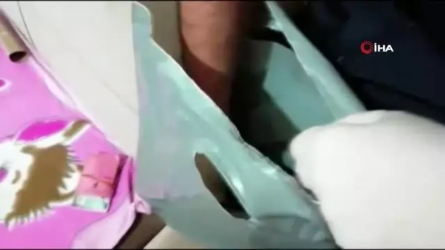 Havalimanında yabancı uyruklu kişileri yasa dışı yollardan Türkiye'ye sokan 3 pasaport polisi ve 1... Havalimanında yabancı uyruklu kişileri yasa dışı yollardan Türkiye'ye sokan 3 pasaport polisi ve 1...