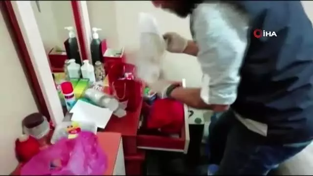 Havalimanında yabancı uyruklu kişileri yasa dışı yollardan Türkiye'ye sokan 3 pasaport polisi ve 1... Havalimanında yabancı uyruklu kişileri yasa dışı yollardan Türkiye'ye sokan 3 pasaport polisi ve 1...