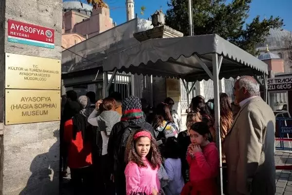 İstanbul'da tarihi yerler ve müzelerde 'Ara tatil' yoğunluğu İstanbul'da tarihi yerler ve müzelerde 'Ara tatil' yoğunluğu