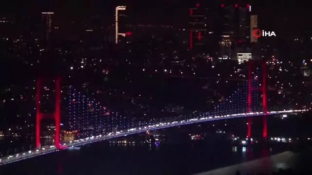 İSTANBUL-EK) İstanbul'un simgeleri, çocuklar için maviye büründü İSTANBUL-EK) İstanbul'un simgeleri, çocuklar için maviye büründü
