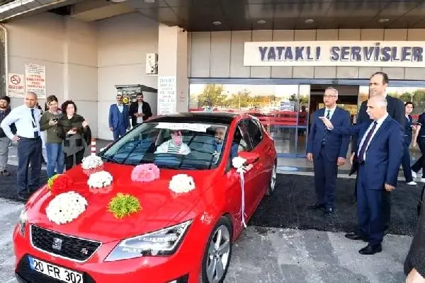 Kanseri yenen eşini gelin arabasıyla karşıladı Kanseri yenen eşini gelin arabasıyla karşıladı
