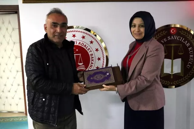 'Karanlığı Aydınlananlar' öykü yarışmasında dereceye giren yükümlü ödüllendirildi 'Karanlığı Aydınlananlar' öykü yarışmasında dereceye giren yükümlü ödüllendirildi