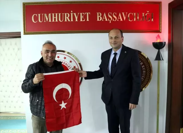 'Karanlığı Aydınlananlar' öykü yarışmasında dereceye giren yükümlü ödüllendirildi 'Karanlığı Aydınlananlar' öykü yarışmasında dereceye giren yükümlü ödüllendirildi