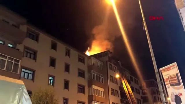 Kars'ta, apartmanın çatı katında çıkan yangın panik yarattı Kars'ta, apartmanın çatı katında çıkan yangın panik yarattı