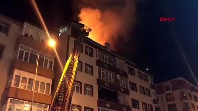 Kars'ta, apartmanın çatı katında çıkan yangın panik yarattı Kars'ta, apartmanın çatı katında çıkan yangın panik yarattı
