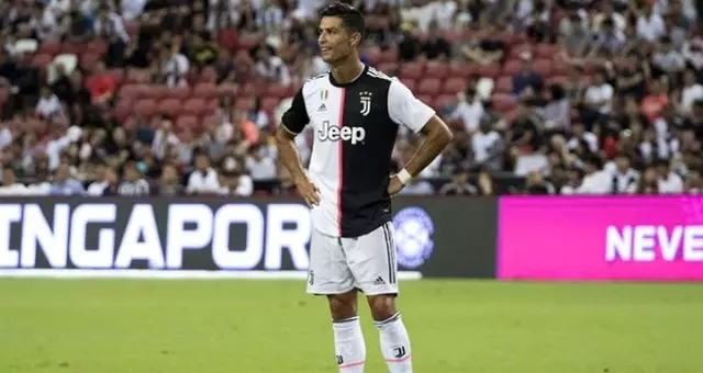 'Messi daha iyi' sözlerini duyan Ronaldo'nun yaptığı hareket şaşırttı! 'Messi daha iyi' sözlerini duyan Ronaldo'nun yaptığı hareket şaşırttı!