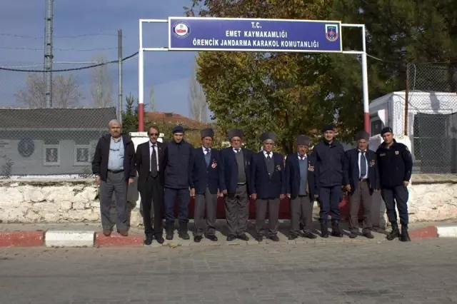 Milli mücadele madalyası almaya giden gazilere jandarmadan ikram