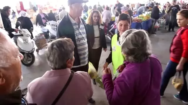 Öğrencilerden yaşlıların yüzünü güldüren yardım