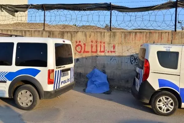 Talihsiz vatandaşın cansız bedeni 'Ölüü' yazan duvarın önünde bulundu Talihsiz vatandaşın cansız bedeni 'Ölüü' yazan duvarın önünde bulundu