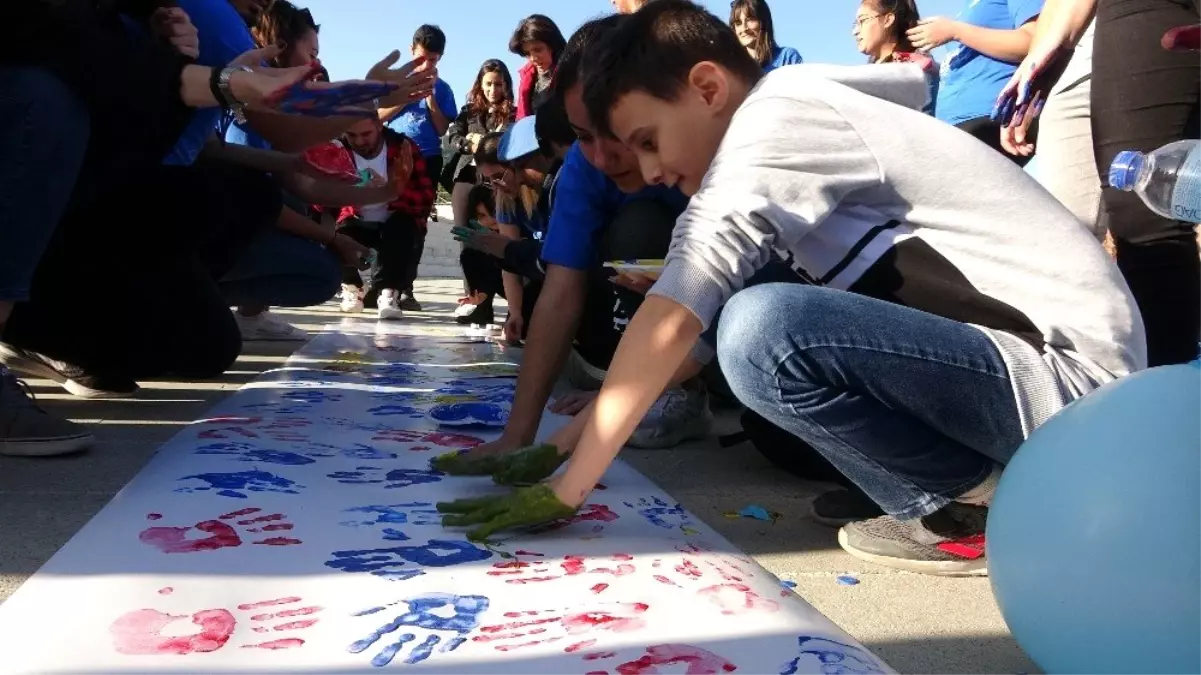 Otizmli aileler, kampüste farkındalık yürüyüşüne katıldı