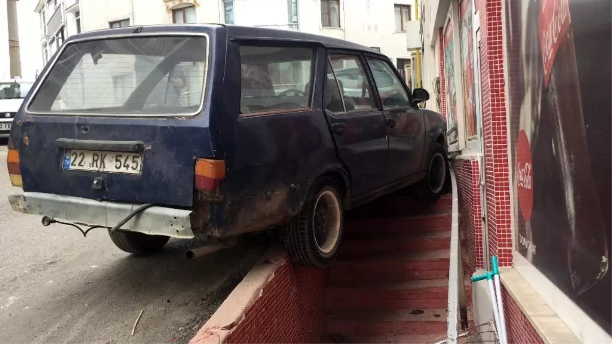 Otomobil merdiven trabzanlarını kırıp marketin camına çarptı