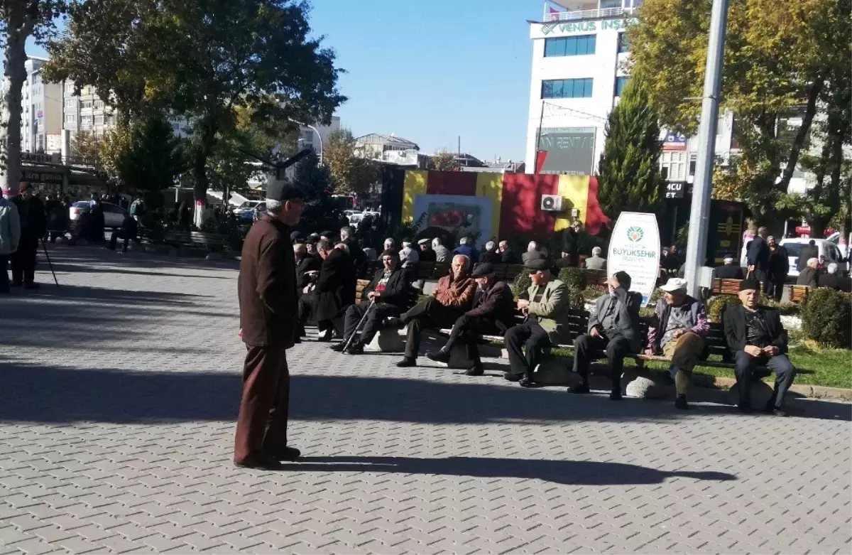 Pastırma yazının son günlerinde parklar doldu