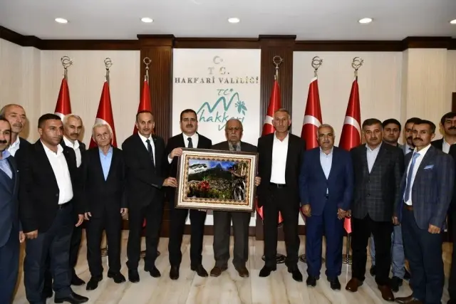 Vali Akbıyık, Şemdinli'deki muhtarlarla bir araya geldi