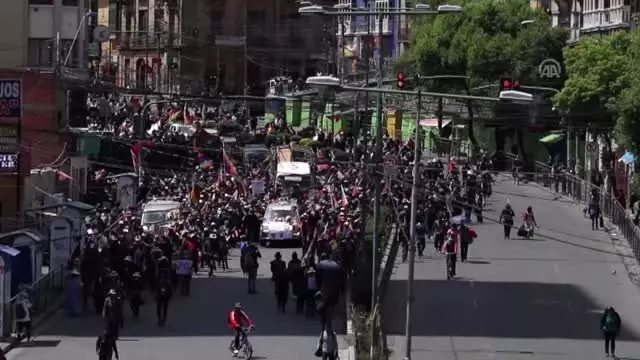Bolivya'da cenazeleriyle yürümek isteyen protestoculara polis müdahalesi - LA Bolivya'da cenazeleriyle yürümek isteyen protestoculara polis müdahalesi - LA