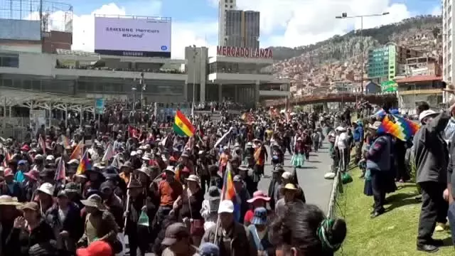 Bolivya'da cenazeleriyle yürümek isteyen protestoculara polis müdahalesi - LA Bolivya'da cenazeleriyle yürümek isteyen protestoculara polis müdahalesi - LA