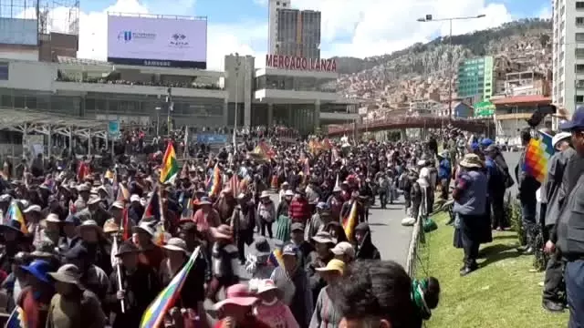 Bolivya'da cenazeleriyle yürümek isteyen protestoculara polis müdahalesi - LA Bolivya'da cenazeleriyle yürümek isteyen protestoculara polis müdahalesi - LA